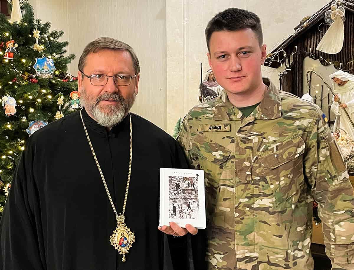 Artur Dron, poeta y soldado ucraniano, con su libro de poesía y el arzobispo Shevchuk