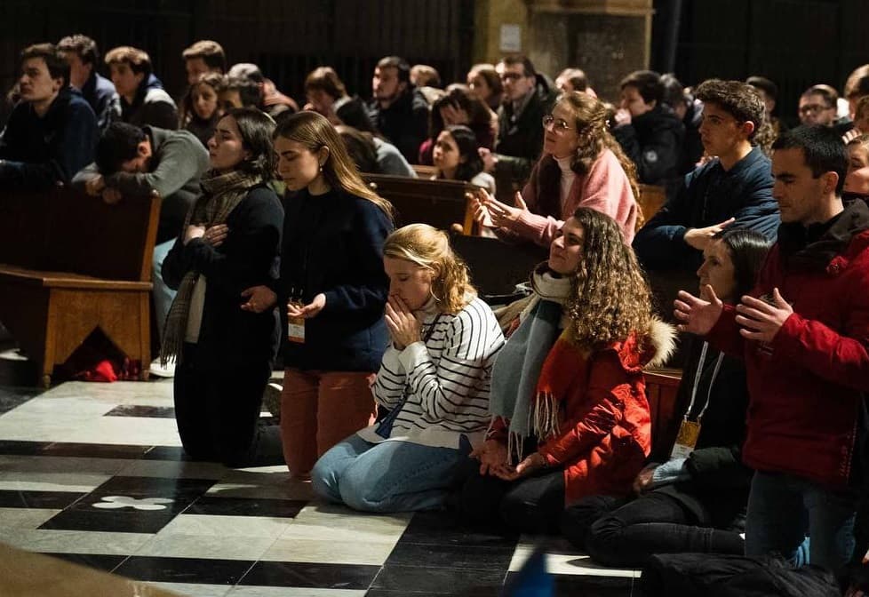 Catequistas de LifeTeen en oración en el encuentro anual en Montserrat