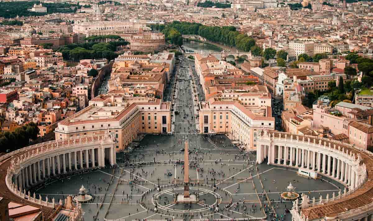 Vista desde arriba de la Plaza de San Pedro del Vaticano, foto de Caleb Miller en Unsplash