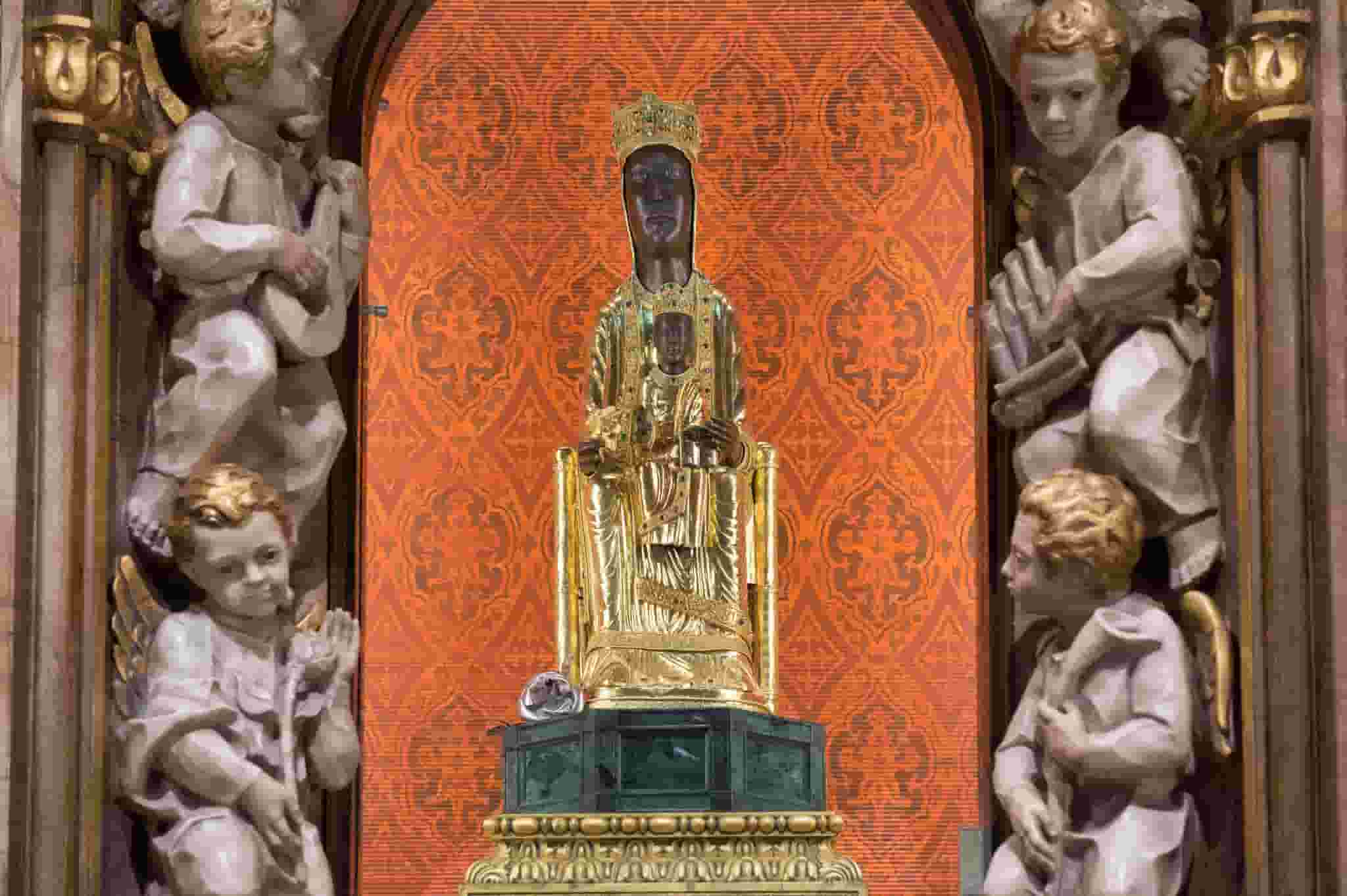 Imagen románica de la Virgen de Torreciudad que se venera en este santuario no lejos de Barbastro