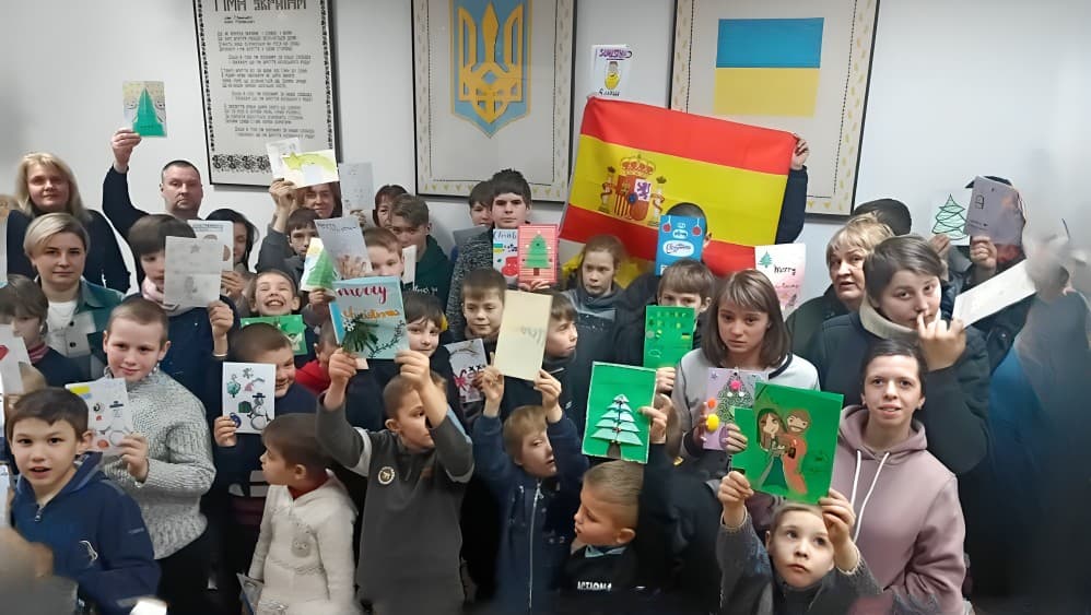 Los niños del orfanato ucraniano contentos de recibir postales de niños españoles; ahora quieren pasar 3 semanas en España