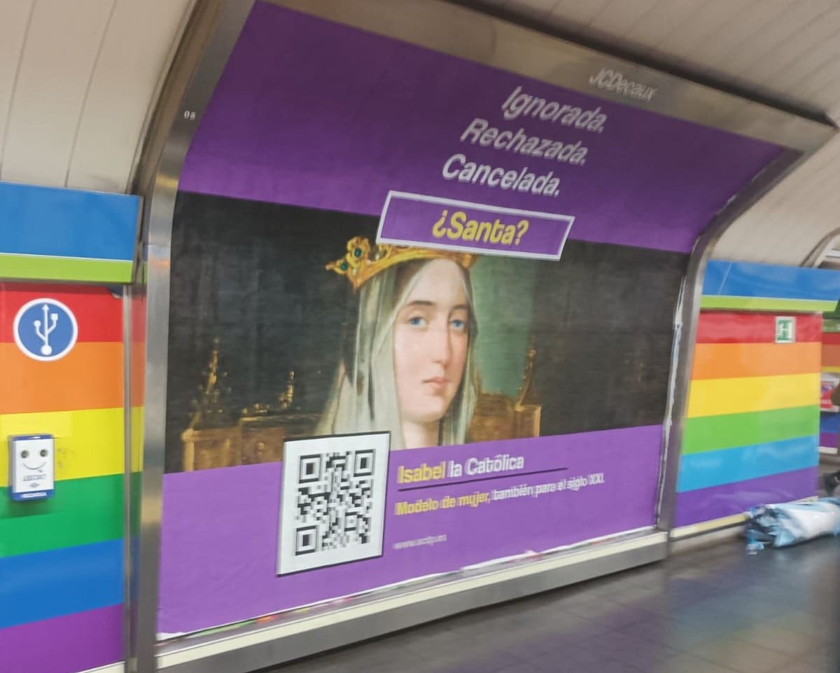 Un cartel de la ACdP sobre Isabel la Católica en el metro de Chueca, zona de ocio LGTB.
