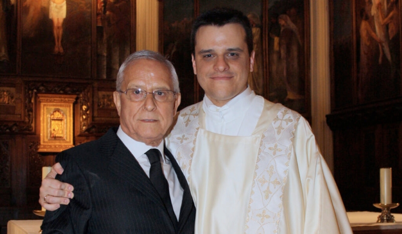 Fausto Marín, diácono permanente en Madrid, junto a su padre, también llamado Fausto.