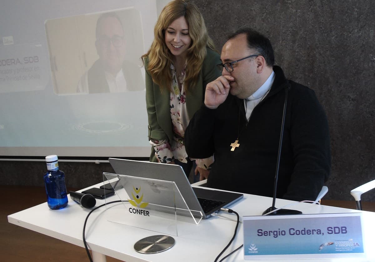El salesiano Sergio Codera con Irene Yustres, periodista que lleva redes sociales en Confer