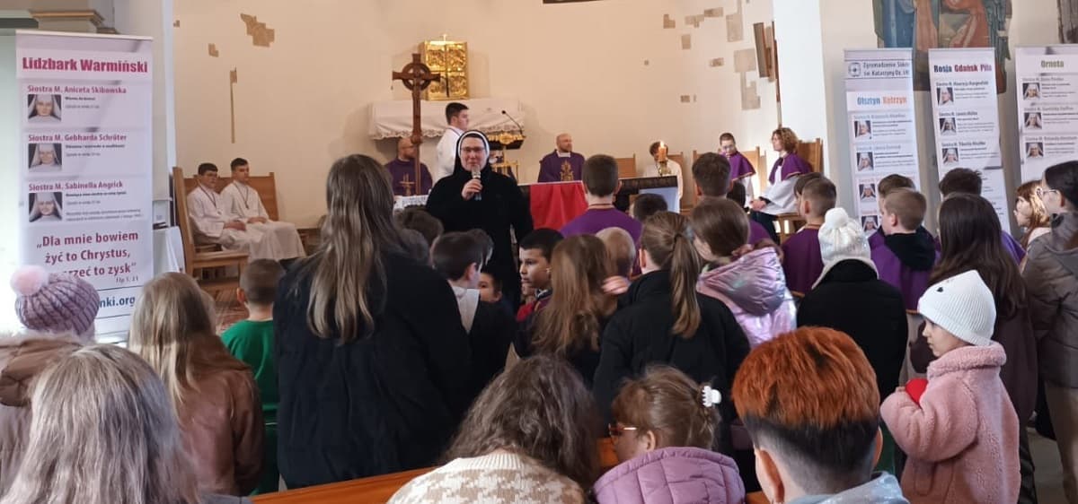 Las religiosas catalinas en Polonia hablan de sus mártires a los niños de catequesis y de las parroquias en febrero de 2024