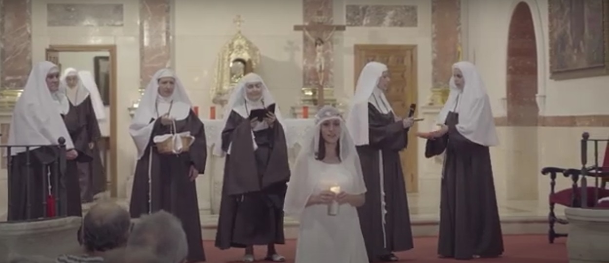 Escena dramatizada en que Juana de la Cruz llega al convento de terciarias franciscanas