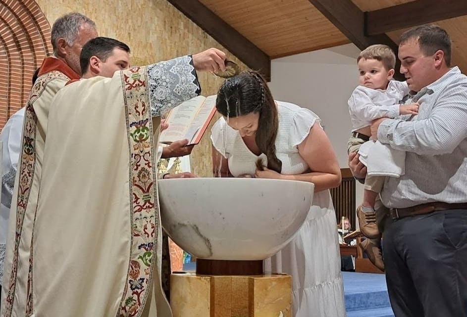 Un bautizo de adulta en EEUU, ante su bebé