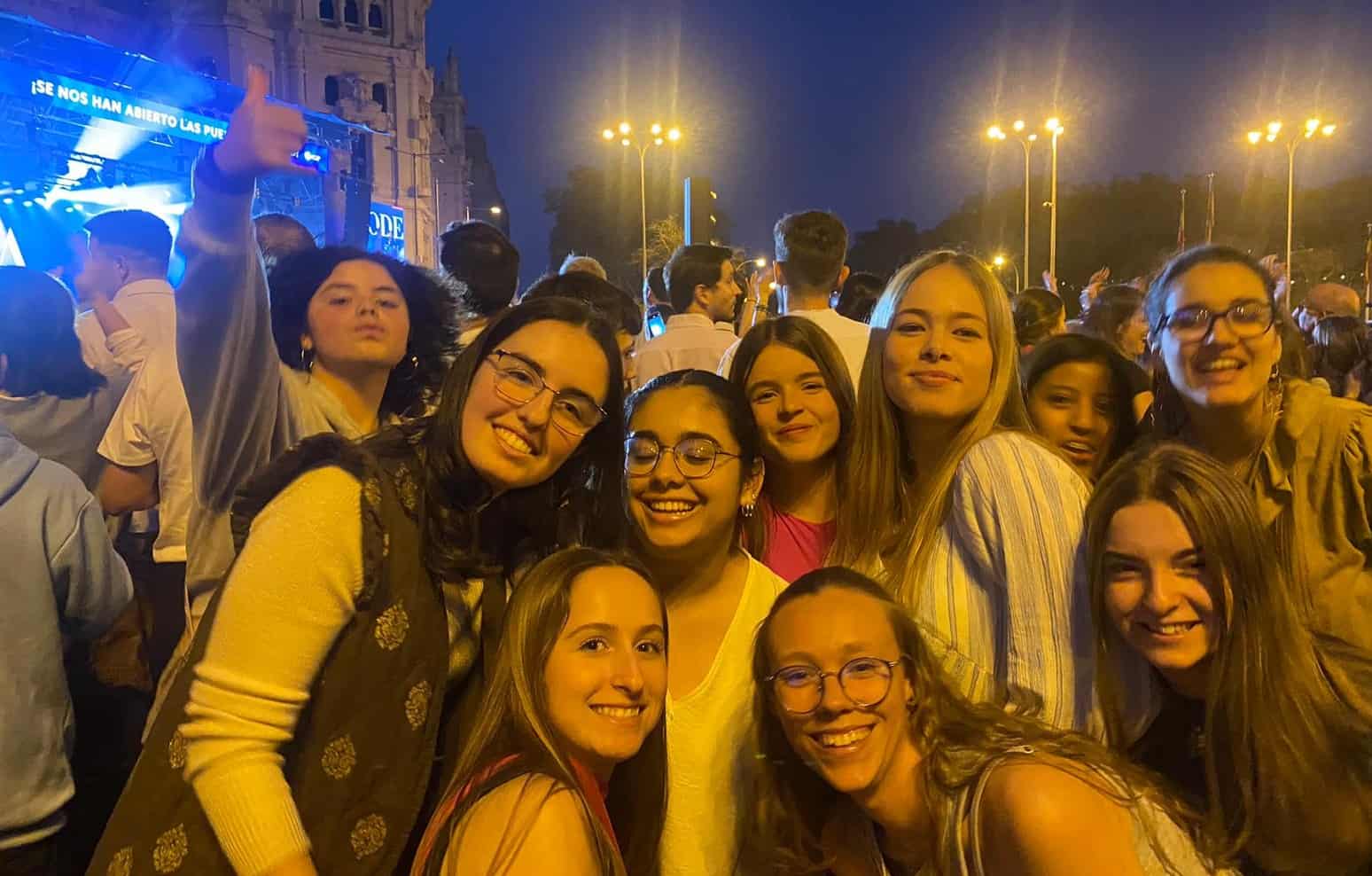Chicas de la Parroquia Cristo Sacerdote en la Fiesta de la Resurrección, ya de noche