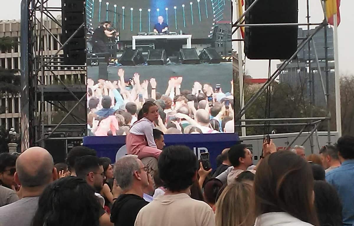 El padre Guilherme como DJ al inicio de la Fiesta de la Resurrección