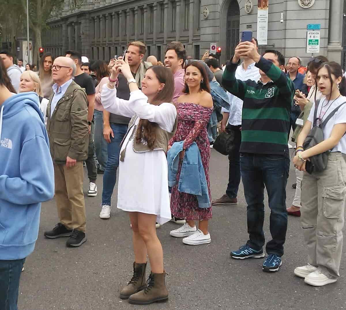 Turistas y viandantes miraban con asombro la Fiesta de la Resurrección en Cibeles