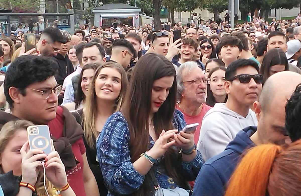 Gente de toda edad y procedencia en la segunda Fiesta de la Resurrección en Madrid