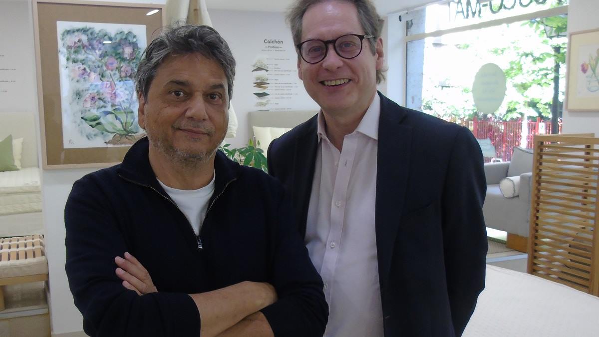 Kamal Musale (a la izquierda de la foto), director y guionista, con Thierry Cagianut, productor ejecutivo, en el espacio Coco-Mat de la calle Lagasca, en Madrid.