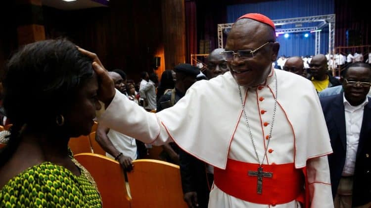 El cardenal Ambongo, presidente de los obispos africanos, hace una bendición espontánea