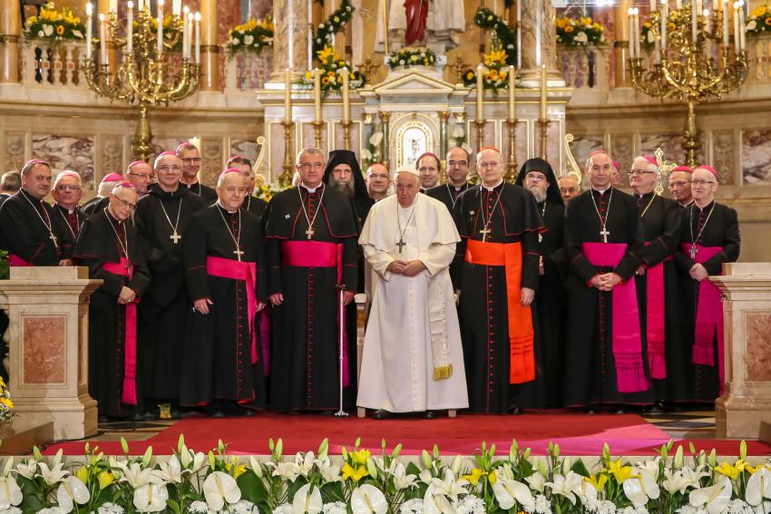 El Papa Francisco con el cardenal Erdo y los obispos húngaros en su visita a Hungría de abril de 2023
