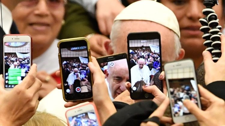El Papa Francisco rodeado de móviles... es un reto informar de lo que hace la Iglesia Católica, una entidad enorme