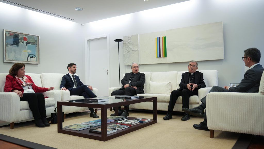 Los obispos Luis Argüello y García Magán visitan al ministro de presidencia, Bolaños, en la Moncloa