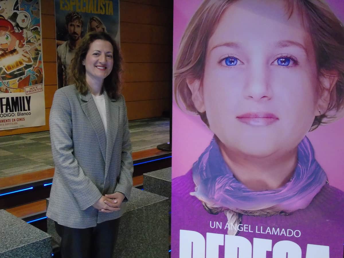Laura Rocamora en los cines La Vaguada junto al display de la película Un Ángel Llamado Rebeca