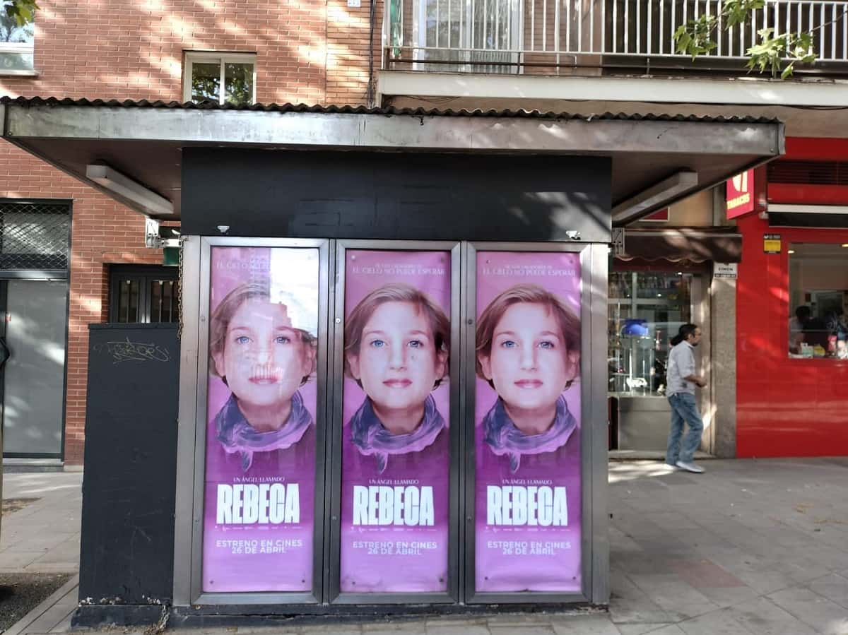 Campaña de la película Un ángel llamado Rebeca en quioscos y marquesinas