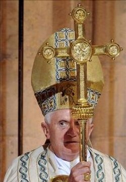 Benedicto XVI: "Huid del culto a los ídolos, no dejéis de hacer el bien"