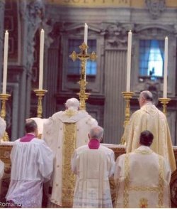 "Es extraña al cristianismo antiguo la idea de que el sacerdote y los fieles deben mirarse durante la oración"
