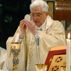 Benedicto XVI pide que se promueva la adoración eucarística