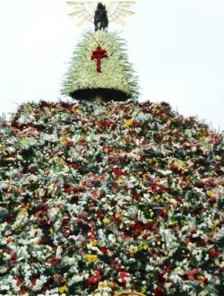 La Ofrenda de Flores a la Virgen del Pilar de Zaragoza cumple este año su 50 aniversario