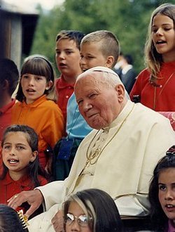 Benedicto XVI: "Sed un oasis de esperanza para el mundo a ejemplo del Papa Wojtila"