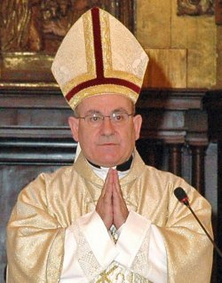 El obispo de Santander advierte de que en Cáritas están desbordados