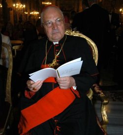 El cardenal Sodano defiende al Papa de las críticas de Hans Küng