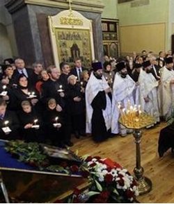Roban reliquias de seis santos ortodoxos en un monasterio de Moscú