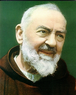 Peregrinación masiva para venerar al Padre Pio Pietrelcina