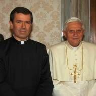 El padre Álvaro Corcuera junto a Benedicto XVI