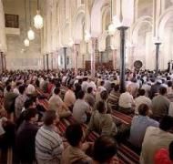 Fieles musulmanes durante el rezo en la mezquita de Madrid