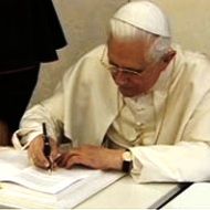 Benedicto XVI en su despacho del Vaticano