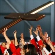 Jóvenes españoles reciben la cruz de la JMJ