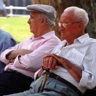 dos ancianos descansan en un parque