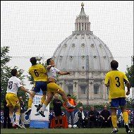 Un empleado de Radio Vaticano estudia los secretos deportivos de la Santa Sede