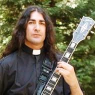El Padre Jony estrena nuevo disco para seguir «a Dios rogando y con la guitarra dando»