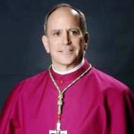 El obispo de Fargo lleva al Santísimo Sacramento en procesión hasta un abortorio