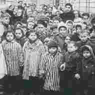 Un grupo de niños en Auschwitz