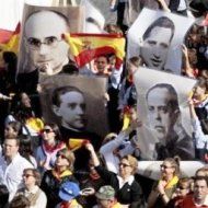 Españoles durante una beatificación