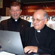 Monseñor Blázquez y Martínez Camino, usando Internet