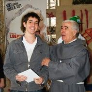 El Padre Patera junto a un joven.