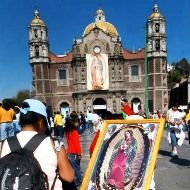 Peregrinos con una Virgen de Guadalupe