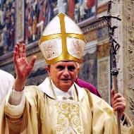 Benedicto XVI: «He compartido con las víctimas su sufrimiento y recé con ellas»