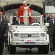 Benedicto XVI en el papamóvil