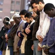 Un grupo de musulmanes reza en Valencia