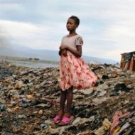 Una niña haitiana en un basurero