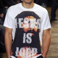 Camiseta de Givenchy en la que se lee Jesús es Señor