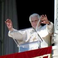 Benedicto XVI saluda desde la ventana de su despacho en San Pedro.